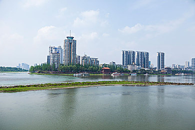 黑人巨鞭躁娇小：巨鞭暴行惊都市，正义追捕守护和平-1