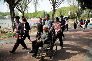 99骚热：夏季潮流“99骚热”：街头文化新现象引发热议-4